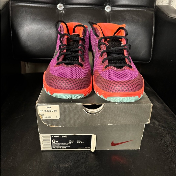 Nike Kyrie 1 Easter - Picture 2 of 4
